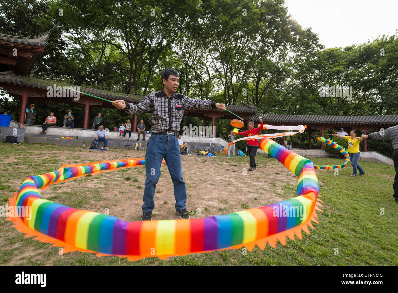 Sportliche Chinesen üben, Band oder Hülse winken Tanz im Park von Nanjing in China Stockfoto