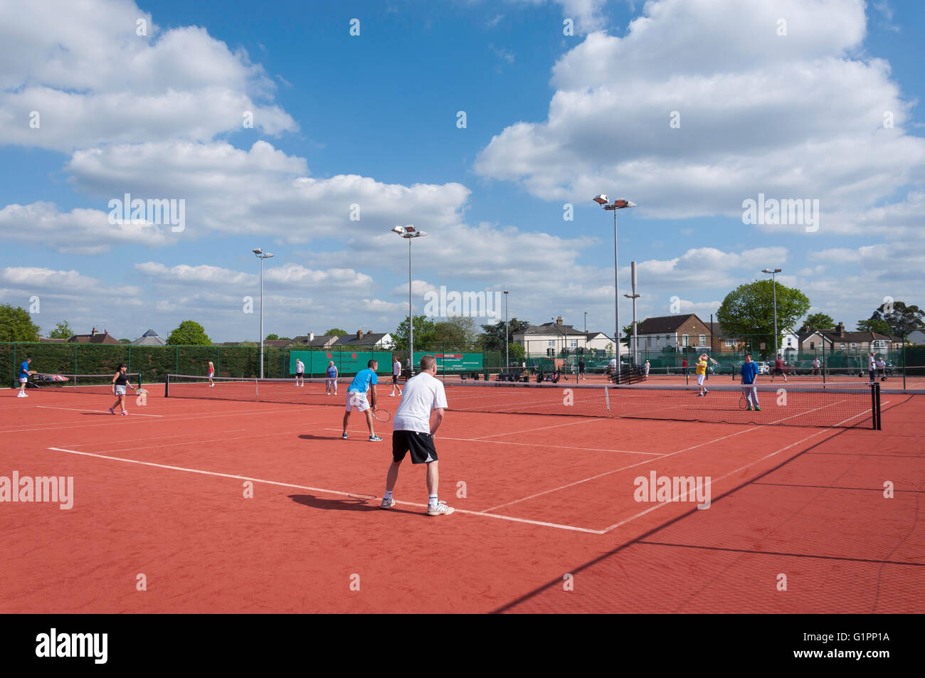Club-Spieler auf Sandplätzen in Ashford Tennisclub, Woodthorpe Road, Ashford, Surrey, England, Vereinigtes Königreich Stockfoto