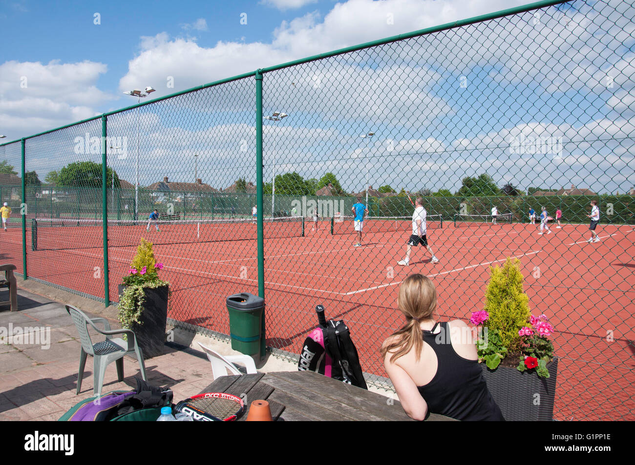 Club-Spieler auf Sandplätzen in Ashford Tennisclub, Woodthorpe Road, Ashford, Surrey, England, Vereinigtes Königreich Stockfoto