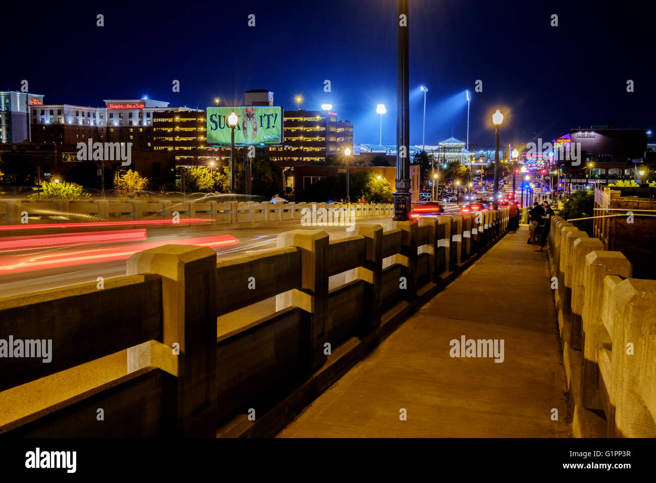 Die Innenstadt von Oklahoma City leben nachts Lichtspuren und Menschen zeigen. Oklahoma, USA. Stockfoto