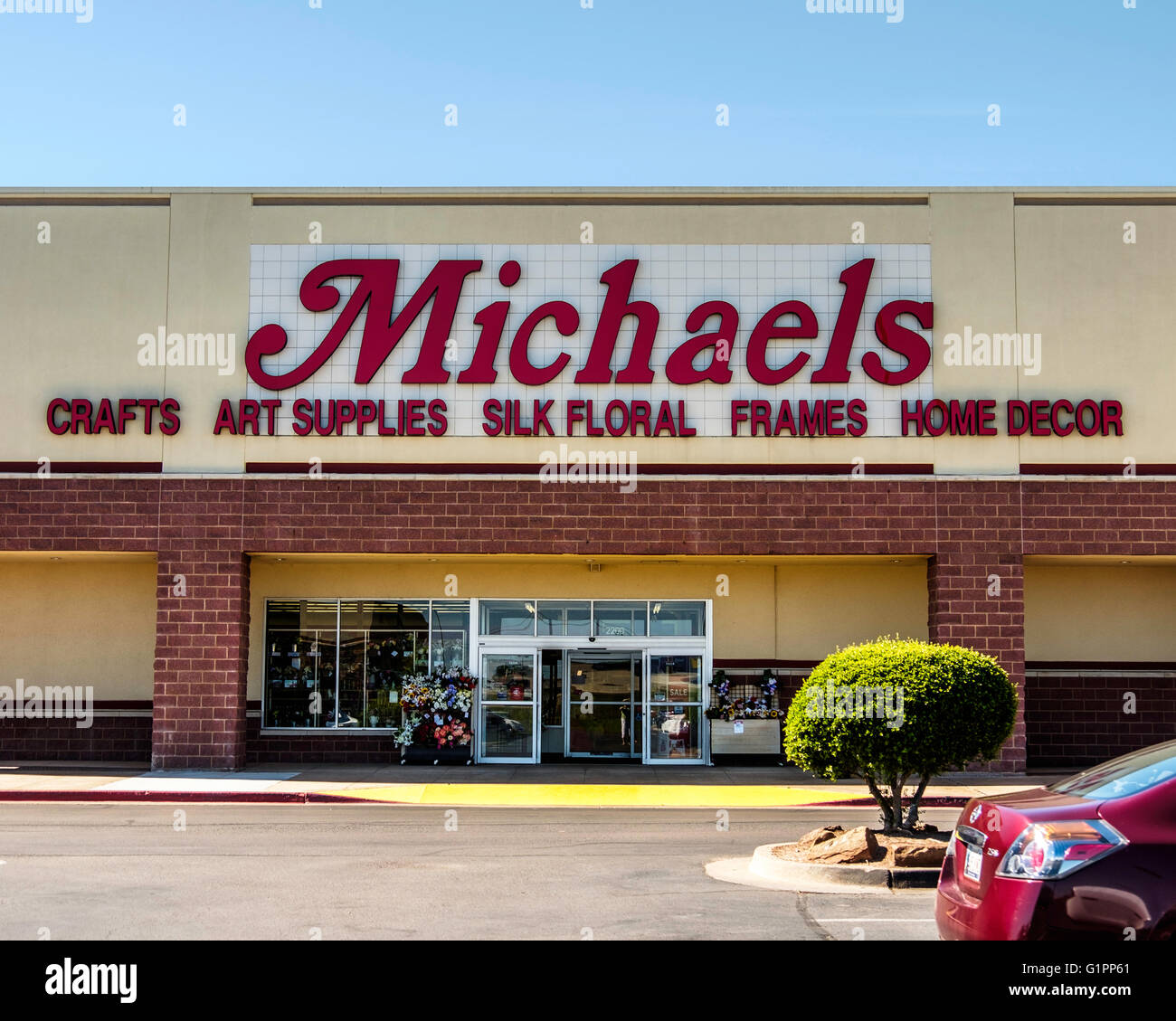 Das Exterieur des Michaels, ein Kunsthandwerk-Shop an der Memorial Road in Oklahoma City, Oklahoma, USA. Stockfoto
