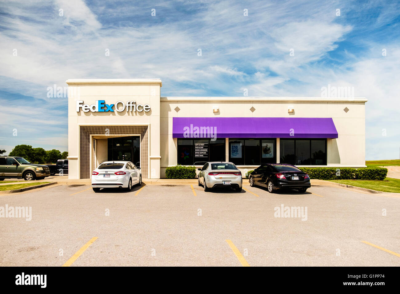 FedEx Office Gebäudehülle in Oklahoma City, Oklahoma, USA. Stockfoto