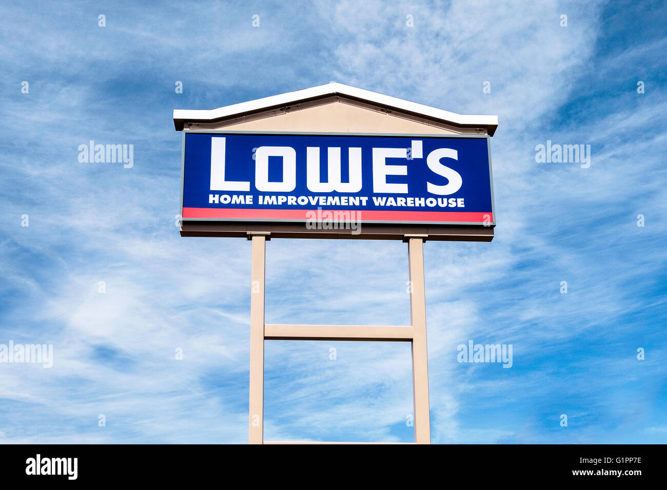 Ein Pol Zeichen Werbung Lowe Hauptverbesserung Lager in Oklahoma City, Oklahoma, USA. Stockfoto