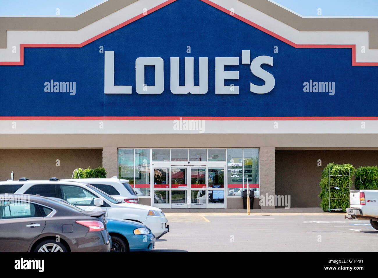 Der äußere Storefront ein Lowe und-Versorgungsmaterial-Speicher in Oklahoma City, Oklahoma, USA. Stockfoto