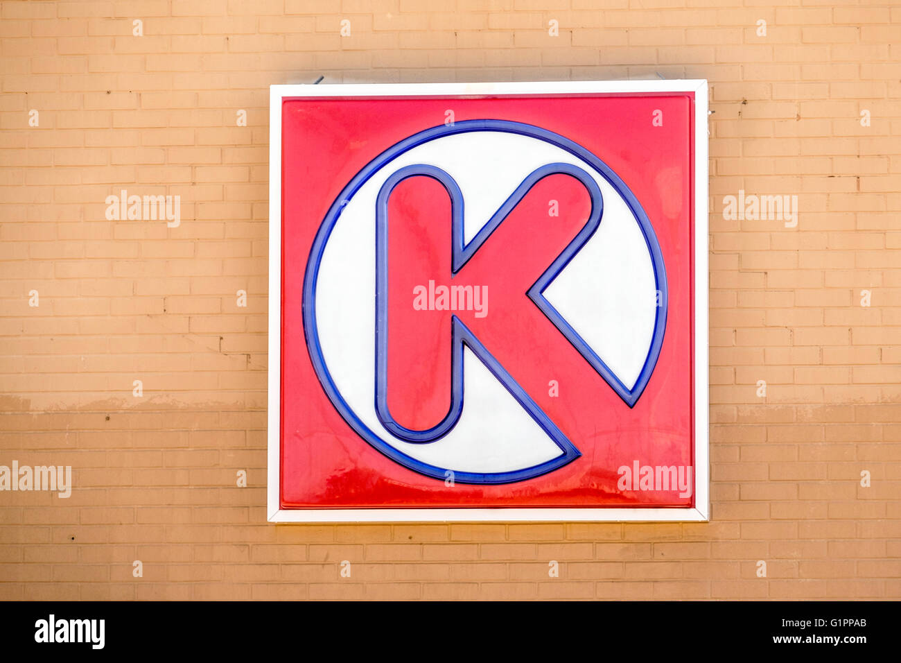A Circle K-Logo auf der Seite ein Kreis K Supermarkt und Tankstelle. Stockfoto