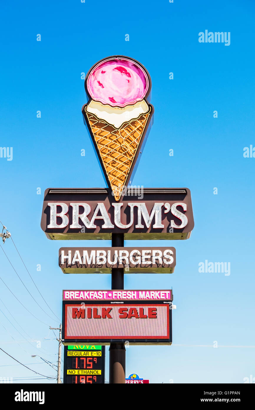 Ein Pol Zeichen Werbung Braum Eis und Essen in Oklahoma, USA  Stockfotografie - Alamy