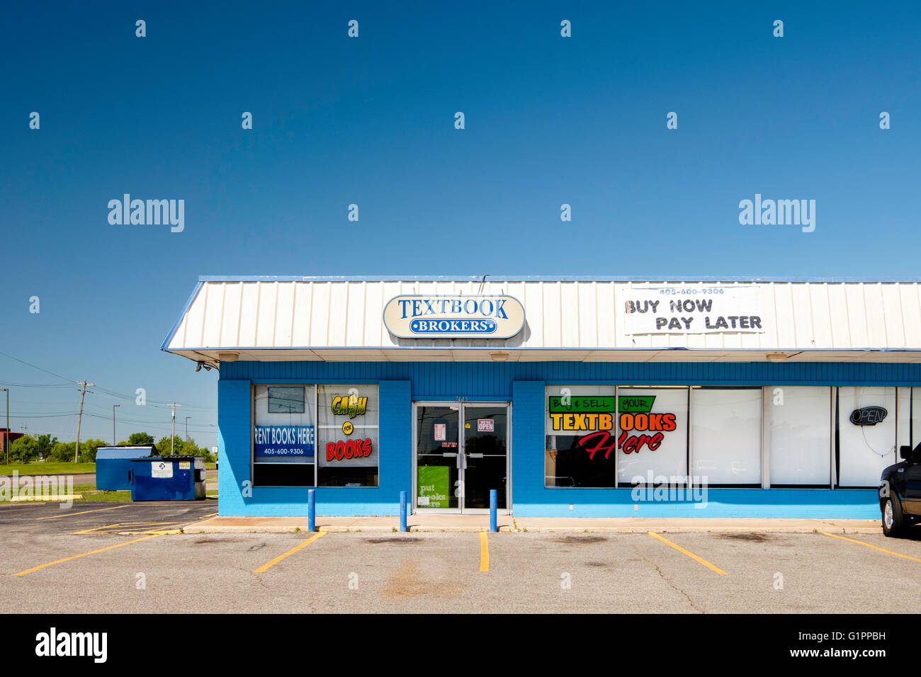 Die Schaufenster und Schaufenstergestaltung Werbung eine Lehrbuch Vermittlung, Kauf und Verkauf von Lehrbüchern. USA. Stockfoto