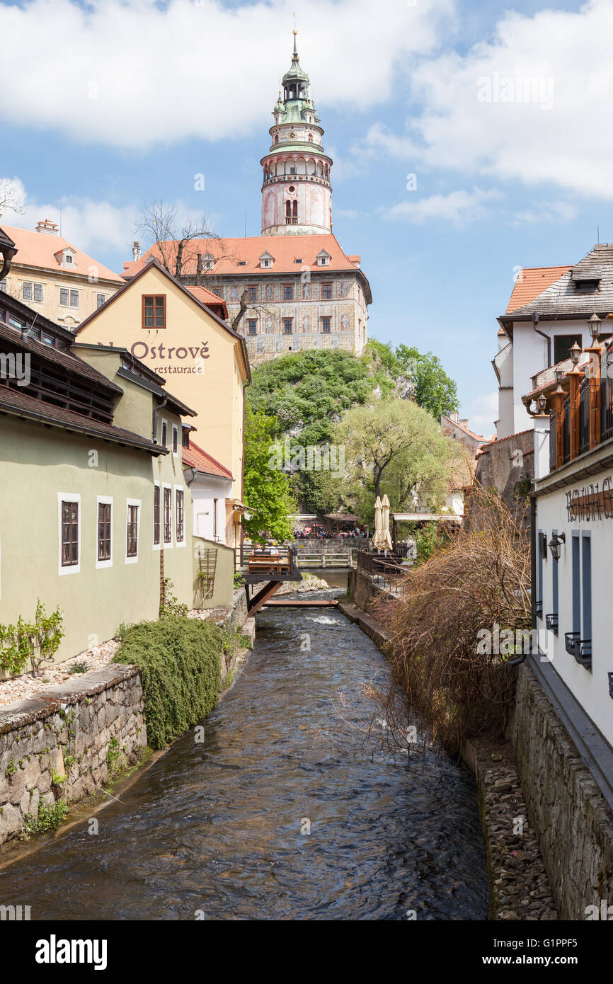 Schöne Aussicht auf den Glockenturm in Schloss Cesky Krumlov, Tschechische Republik Stockfoto Schöne Aussicht auf den Glockenturm in Schloss Cesky Krumlov, Tschechische Republik Stockfoto