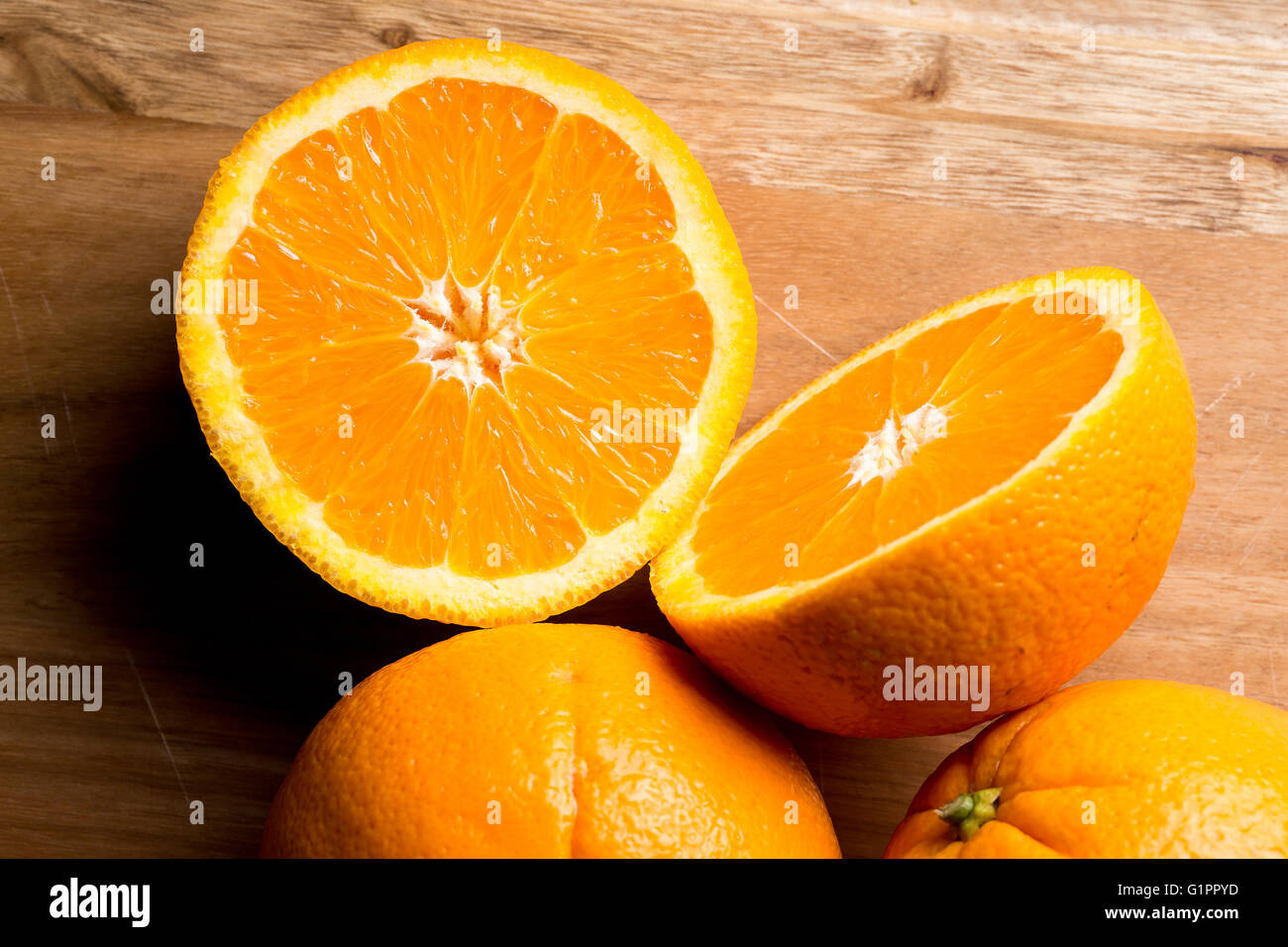 Frische Orange halbieren in der Tabelle Stockfoto