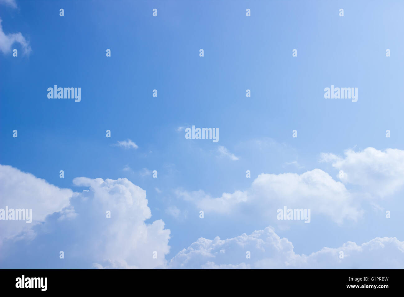 blauer Himmel mit Wolken Stockfoto