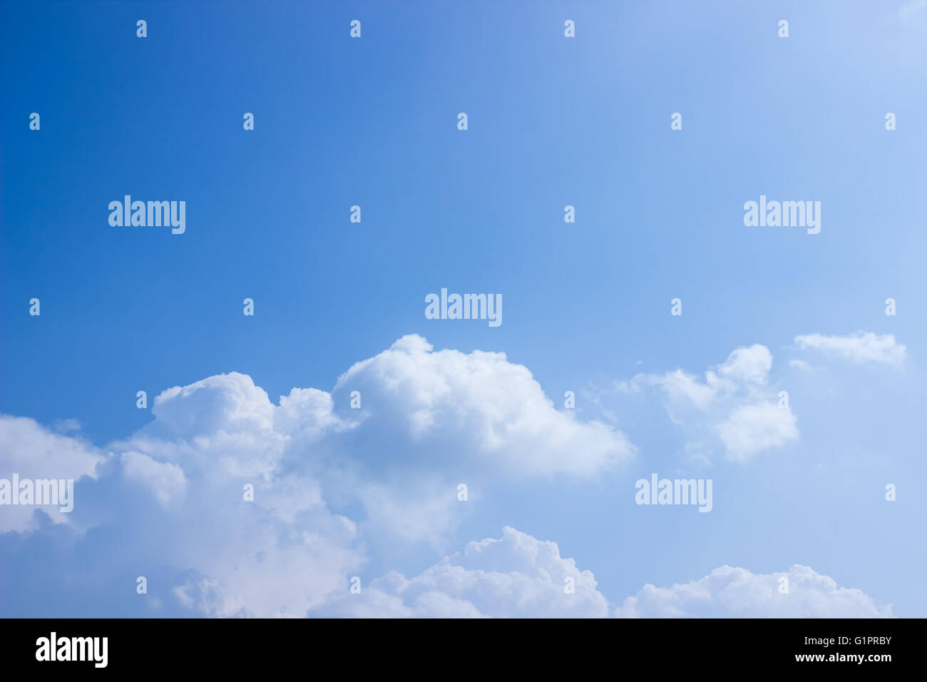 blauer Himmel mit Wolken Stockfoto