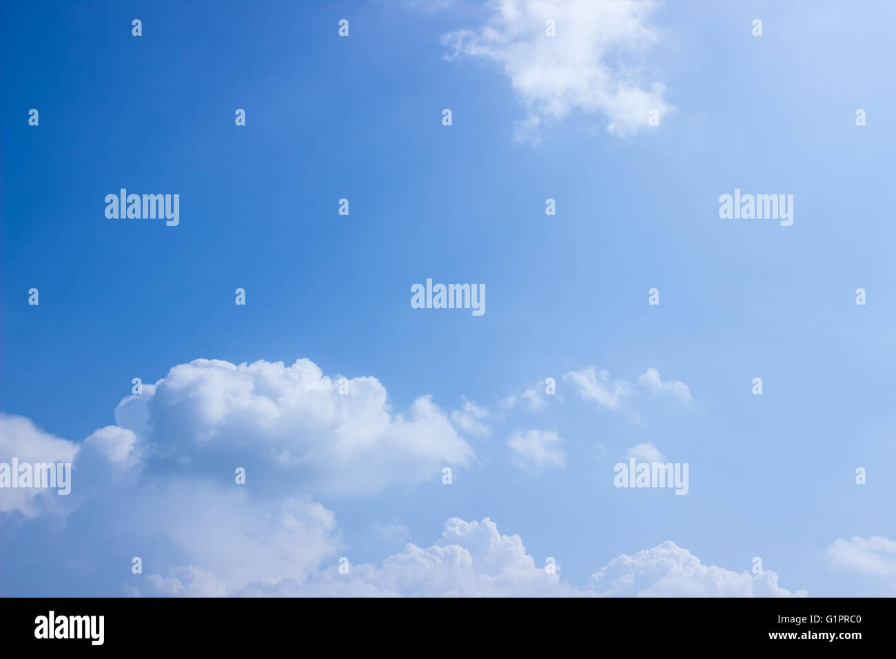 blauer Himmel mit Wolken Stockfoto