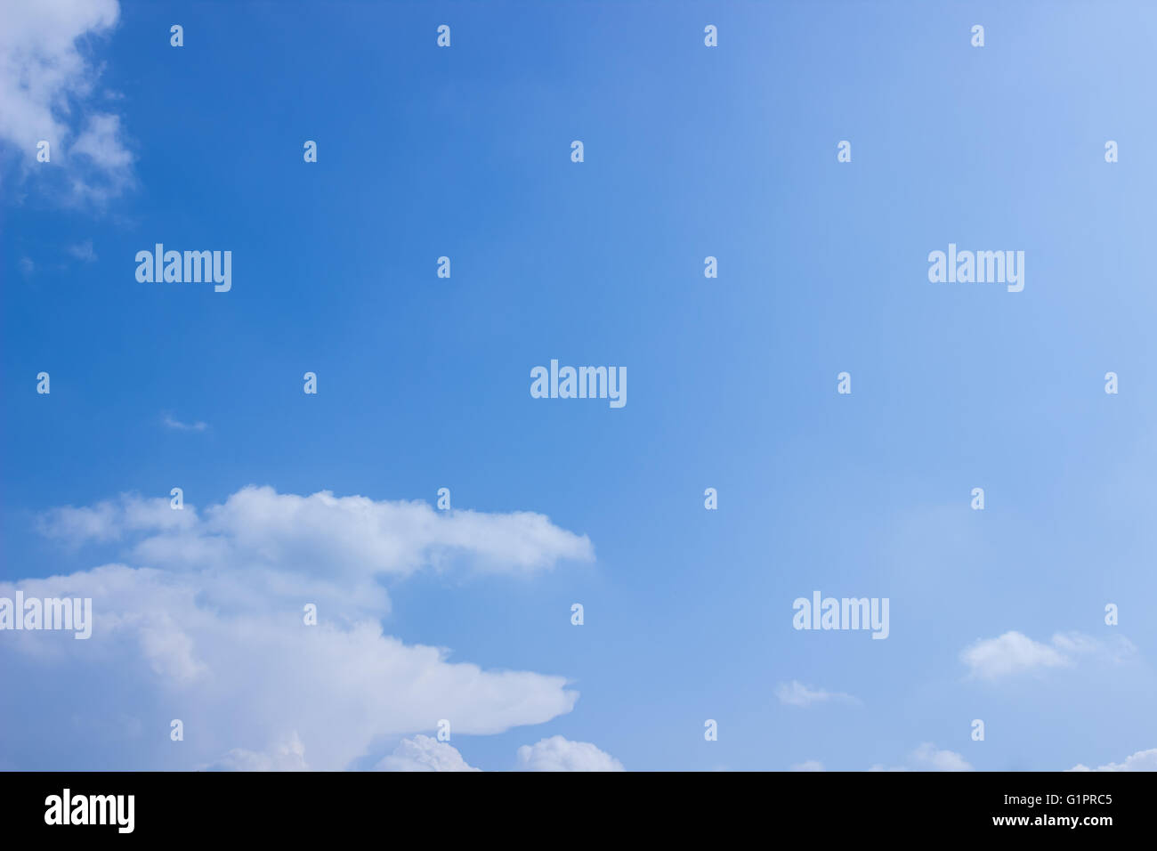 blauer Himmel mit Wolken Stockfoto