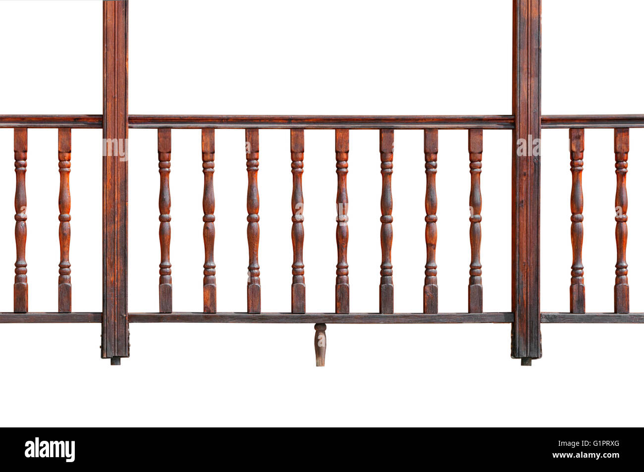 Hölzerne Geländer eines Balkons mit Baluster isoliert auf weißem Hintergrund Stockfoto