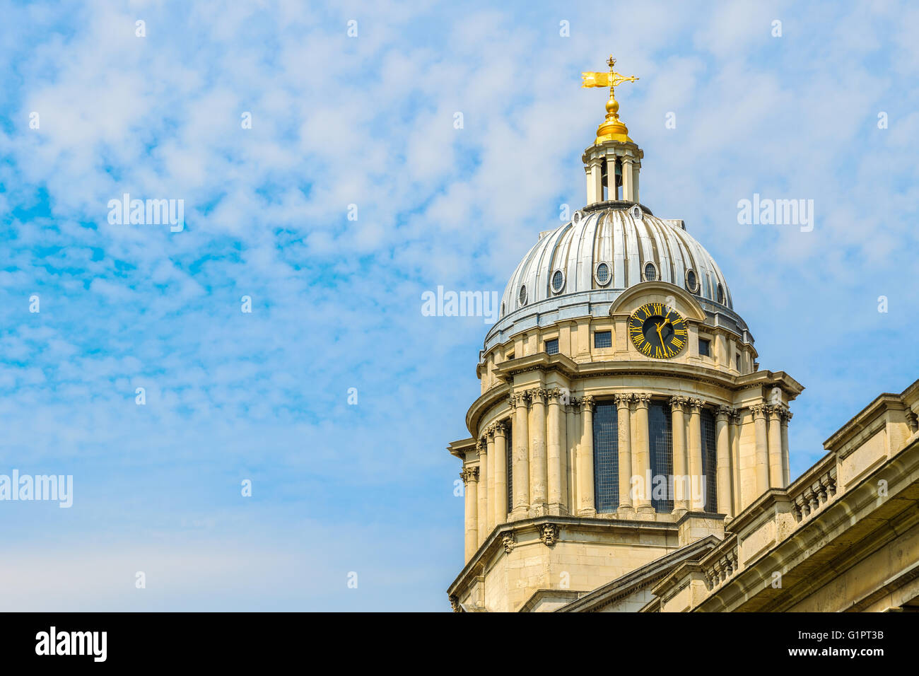 Uhrturm vor blauem Himmel mit Altocumulus-Wolken im Old Royal Naval College, University of Greenwich, London Stockfoto