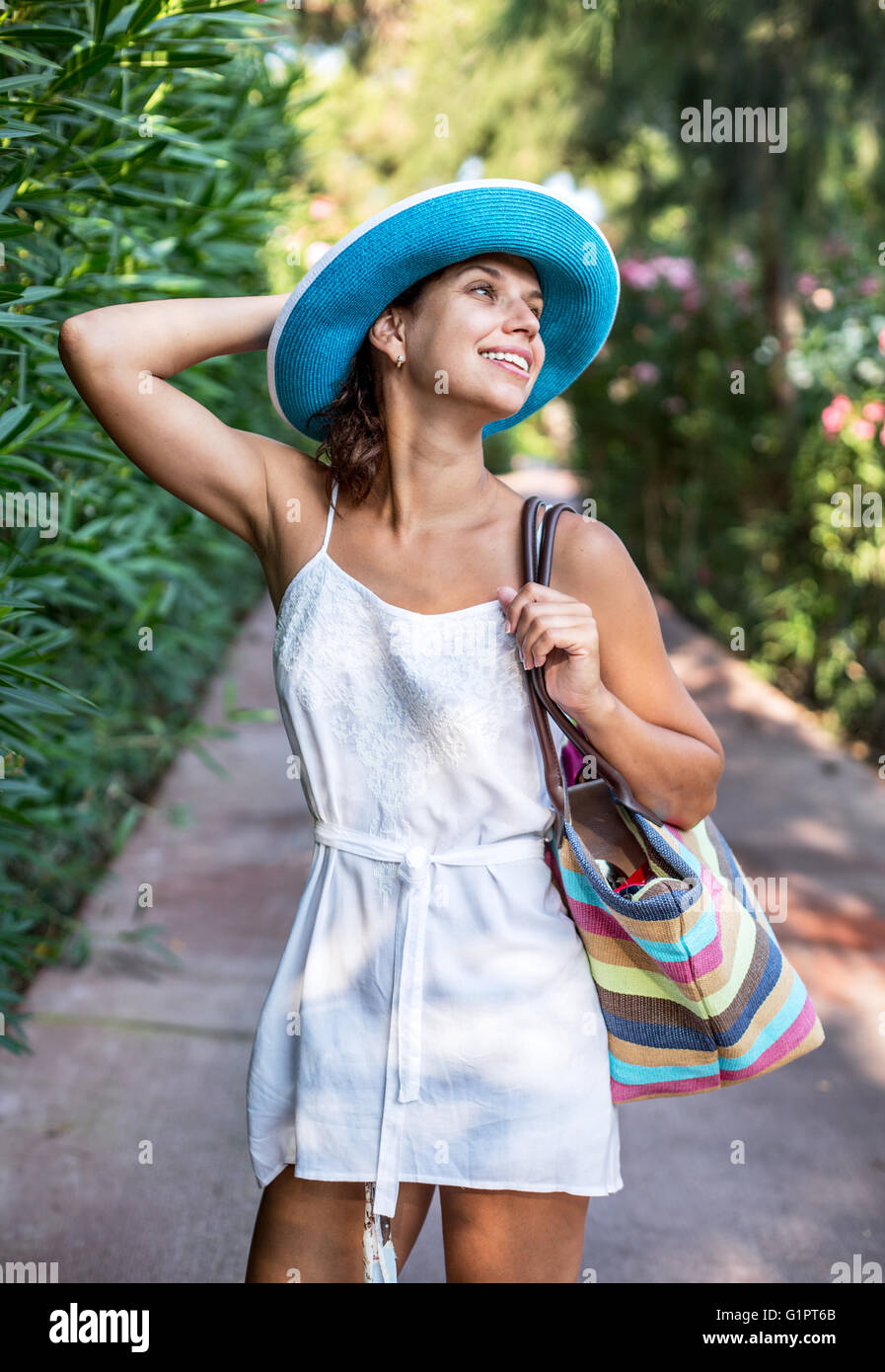 Glückliche Frau in einem Ferienort am Meer. Stockfoto