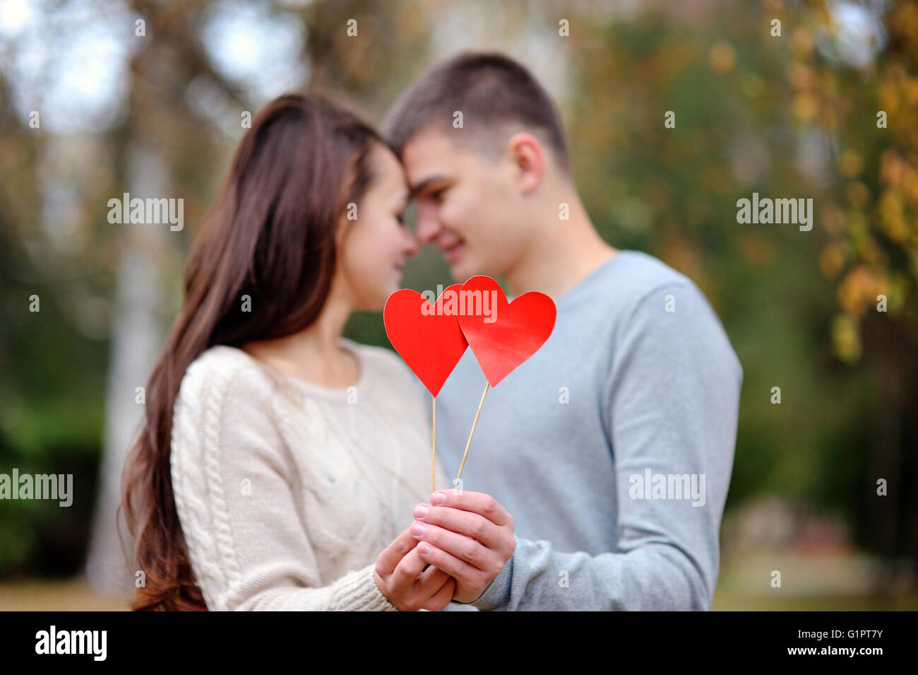 Liebespaar mit roten Herzen im Herbst Park. Liebe-Konzept Stockfoto