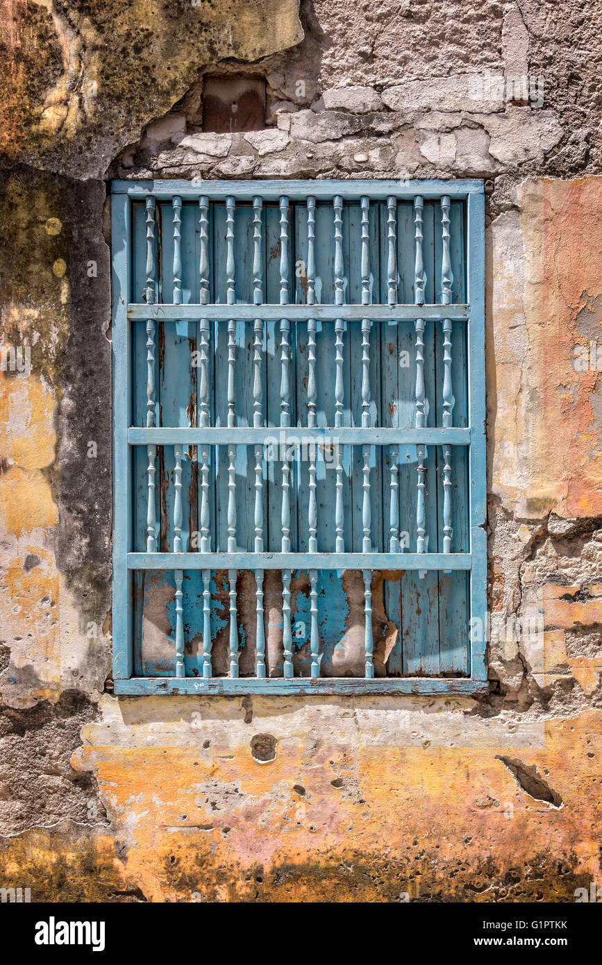 Alte blaue Fenster in Havanna, Kuba Stockfoto