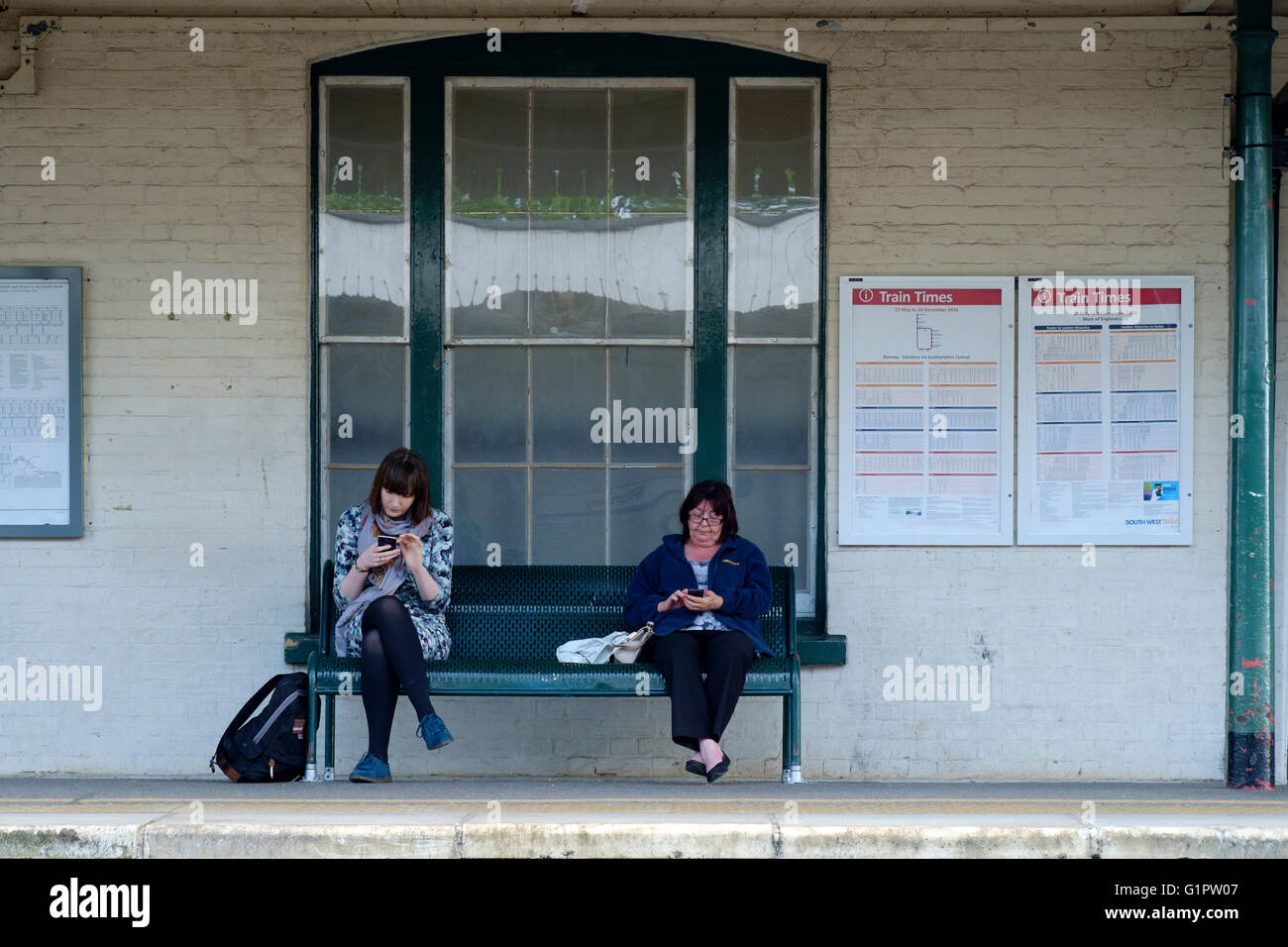 weibliche Fahrgäste im Eisenbahnverkehr saß warten trainieren uk Stockfoto