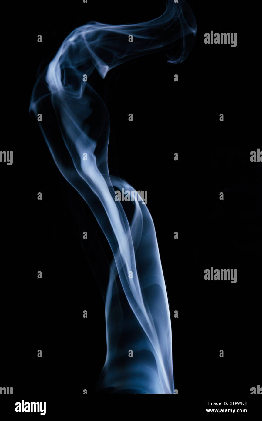 Erfassung des Rauches ein Räucherstäbchen und die Änderung der Farbe Stockfoto