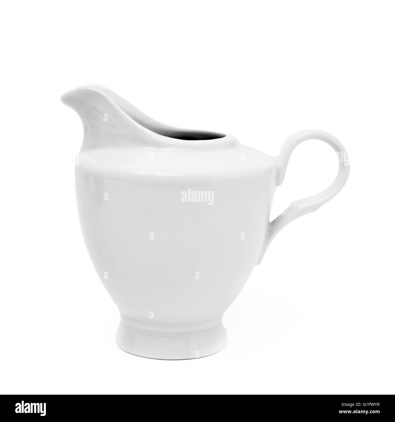 Nahaufnahme der ein weißer Keramik Milchkännchen oder saucier auf weißem Hintergrund Stockfoto