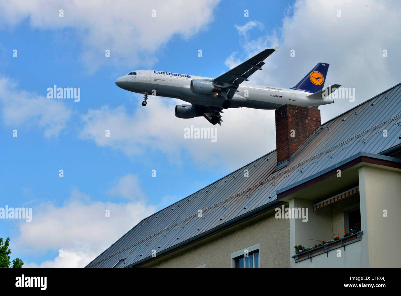 Fluglaerm, Flugzeug, Wohnhaus, Kurt-Schumacher-Damm, Tegel, Berlin, Deutschland / Fluglärm Stockfoto