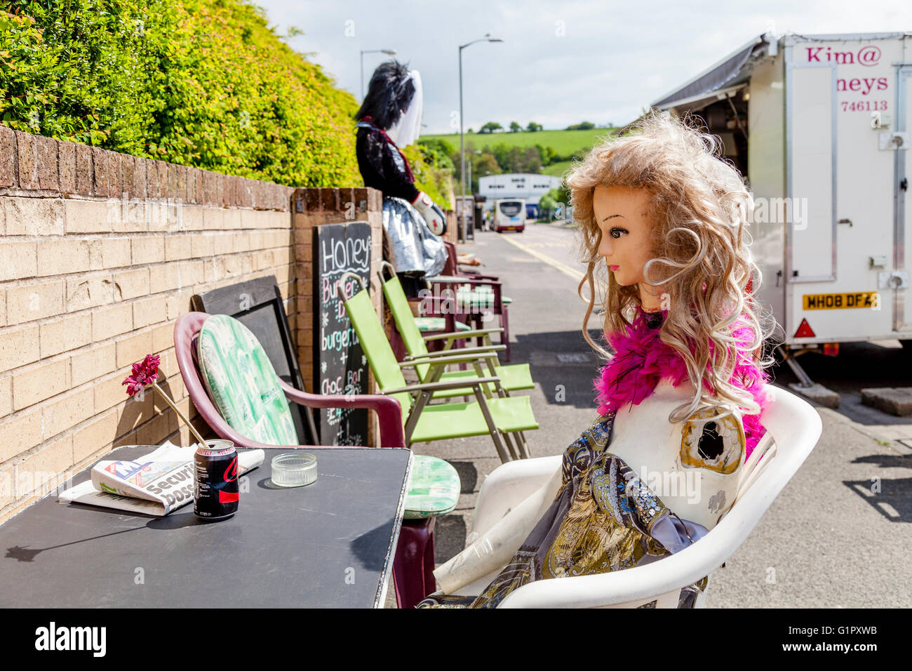 Eine skurrile Bild eine Schaufensterpuppe sitzend außerhalb einer mobilen Cafe, Brighton, Sussex, UK Stockfoto