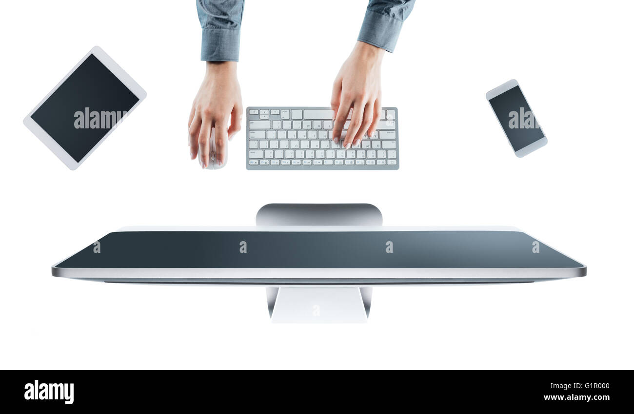 Business-Frau am Schreibtisch arbeiten und schreiben auf einer Tastatur, weißer Hintergrund, Hände Draufsicht Stockfoto