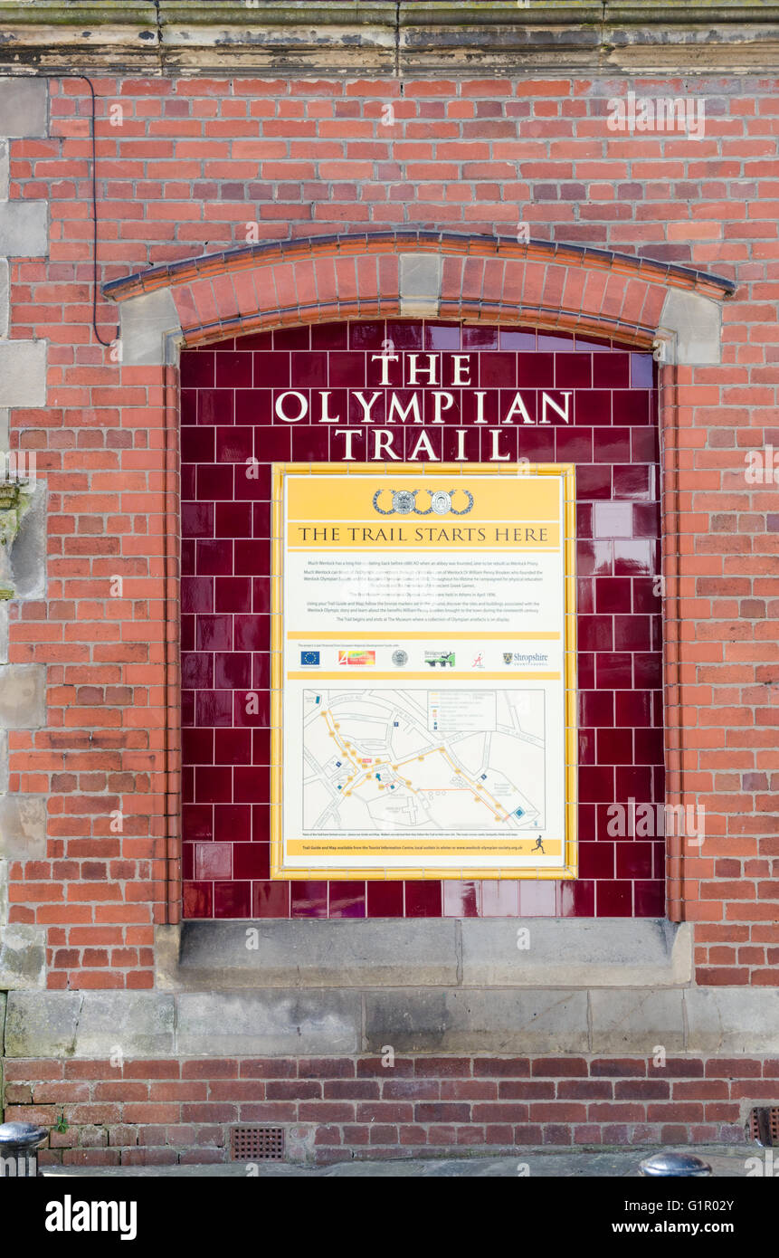 Plakette markiert den Beginn von The Olympian Trail in die Shropshire Stadt von Much Wenlock Stockfoto