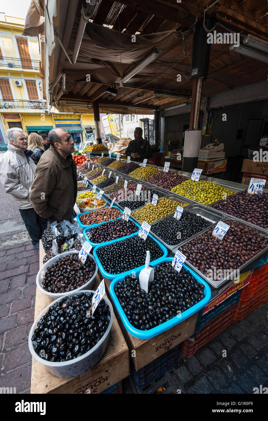 Eine Vielzahl von griechischen Oliven zum Verkauf auf dem Obst und Gemüse Markt auf Athinas Street, im Zentrum von Athen, Griechenland Stockfoto