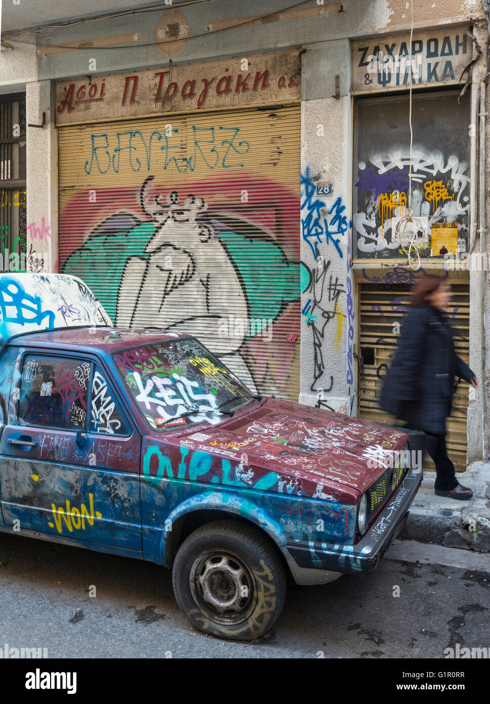 Graffiti bedeckt Auto im Psyrri Viertel von Athen, Griechenland Stockfoto