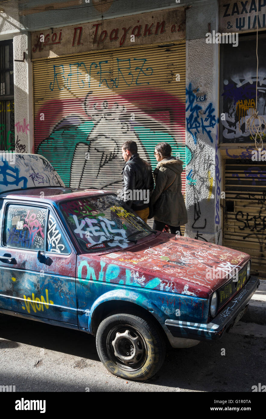 Graffiti bedeckt Auto im Psyrri Viertel von Athen, Griechenland Stockfoto