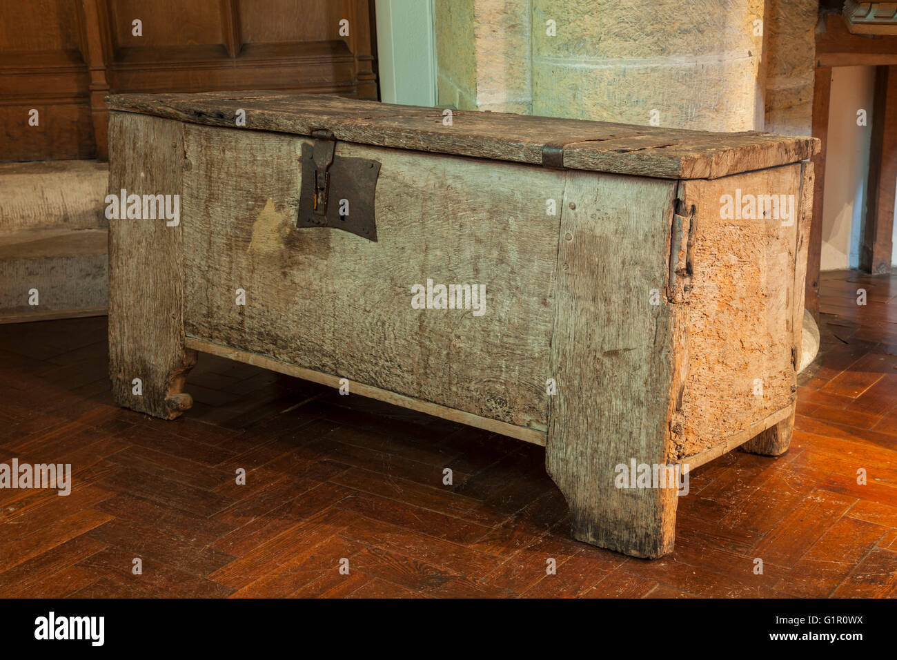 Mittelalterliche Holzkiste in All Hallows Kirche in Tillington in der Nähe von Petworth, West Sussex, England. Stockfoto