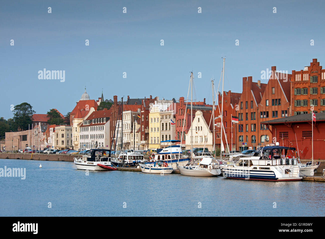 Historische Häuser entlang der Trave, Hansestadt Lübeck, Schleswig-Holstein, Deutschland Stockfoto