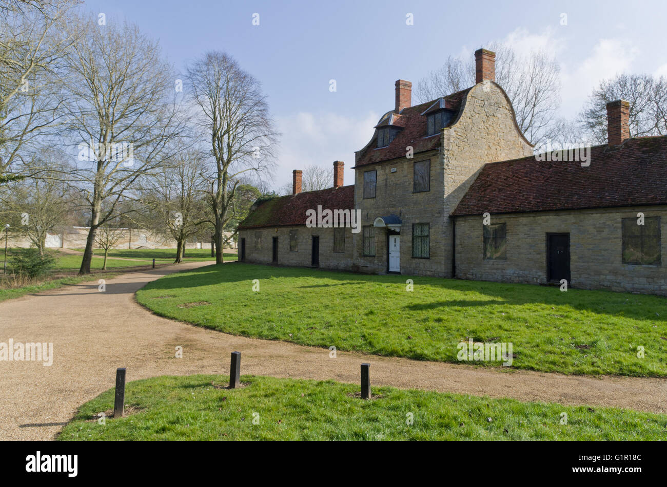 Eine Reihe von alten Armenhäuser im Dorf große Linford, UK; jetzt Teil von Milton Keynes-Kunstzentrum. Stockfoto