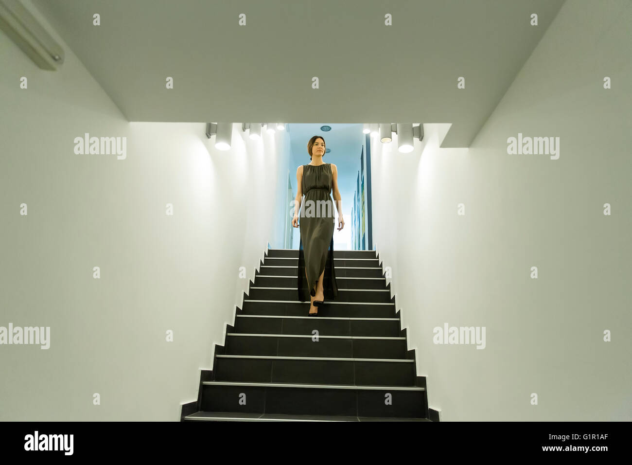 Frau kommt die Treppe eines Gebäudes Stockfoto