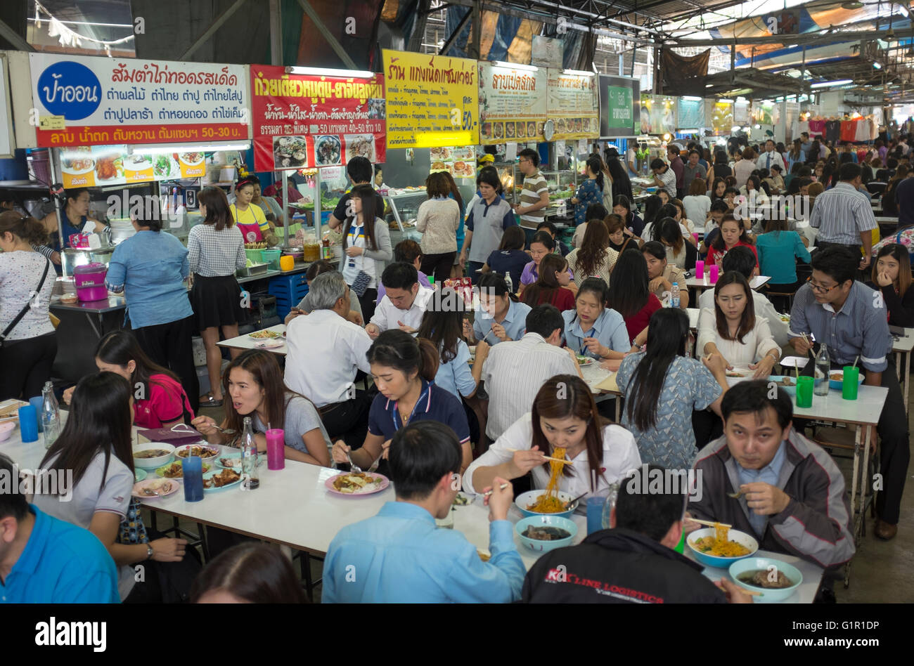 Büroangestellte, Essen im Food Court Silom Road Bangkok Stockfoto