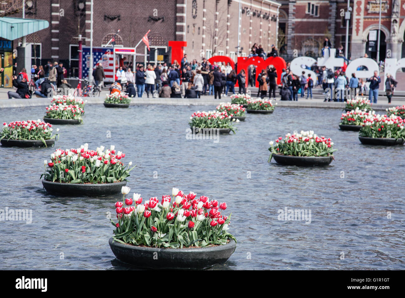 Netherland, zentralen Platz mit Sighn ich liebe Amsterdam vom Wasser unter Tulpe Blumenbeete, Lifestyle-Menschen-Konzept Stockfoto