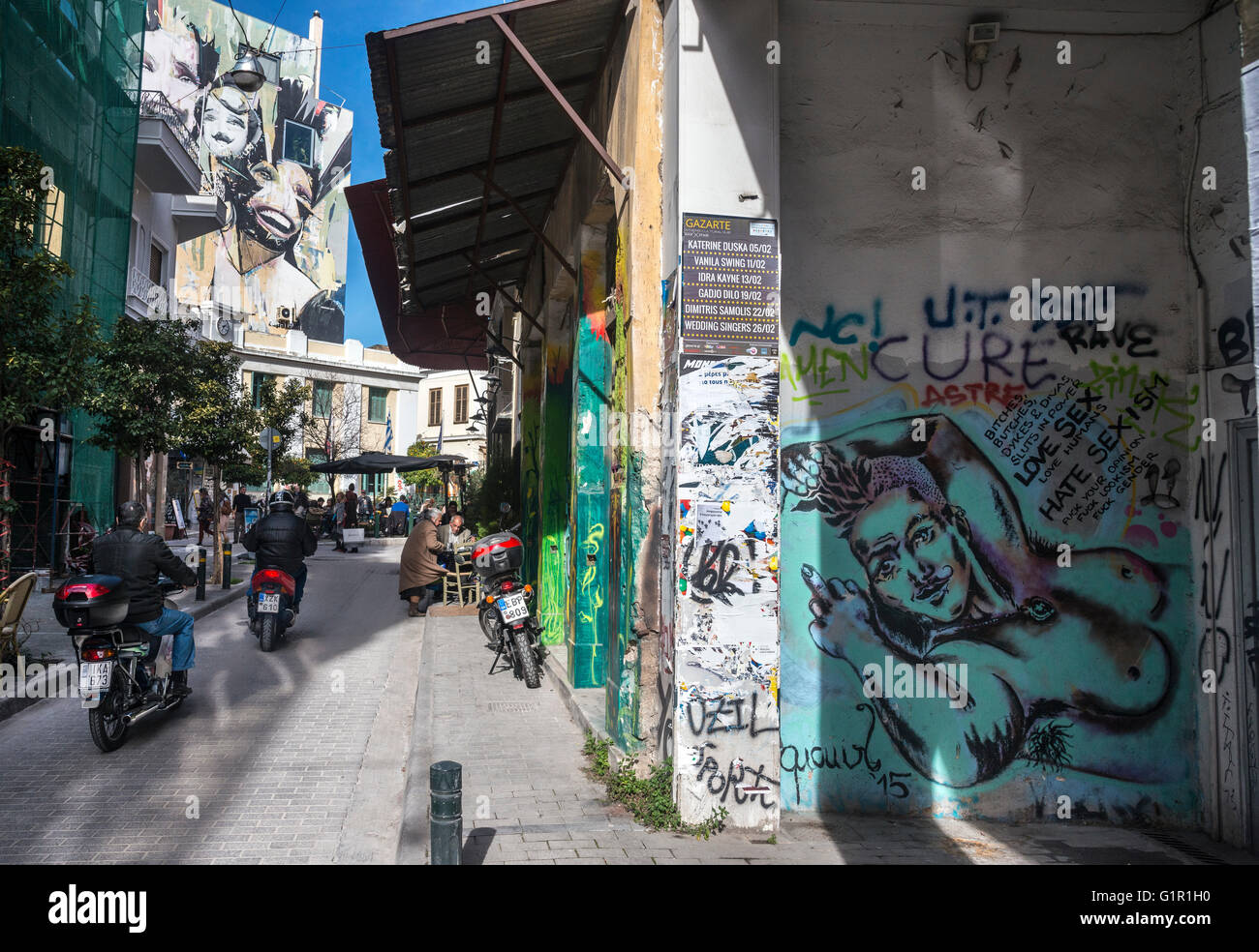 Graffiti und Street-Art, mit Blick auf Iroon Platz im Stadtteil Psiri Zentrale Athen, Griechenland Stockfoto