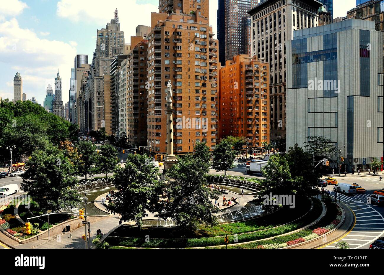 New York City: Christopher Columbus Spalte im Kreis in der Mitte des Columbus mit Spritzwasser Fontänen und Central Park South Stockfoto