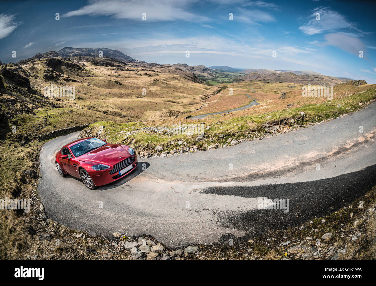 Aston Martin am Hardknott-Pass, Cumbria, UK. Stockfoto