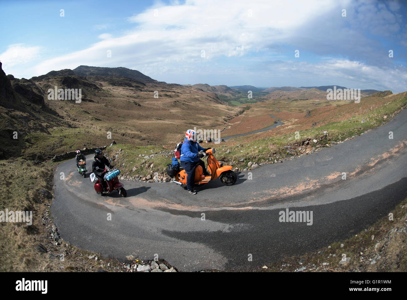 Vespas und Lambrettas Klettern bis Hardknott Pass in Cumbria, UK. Stockfoto