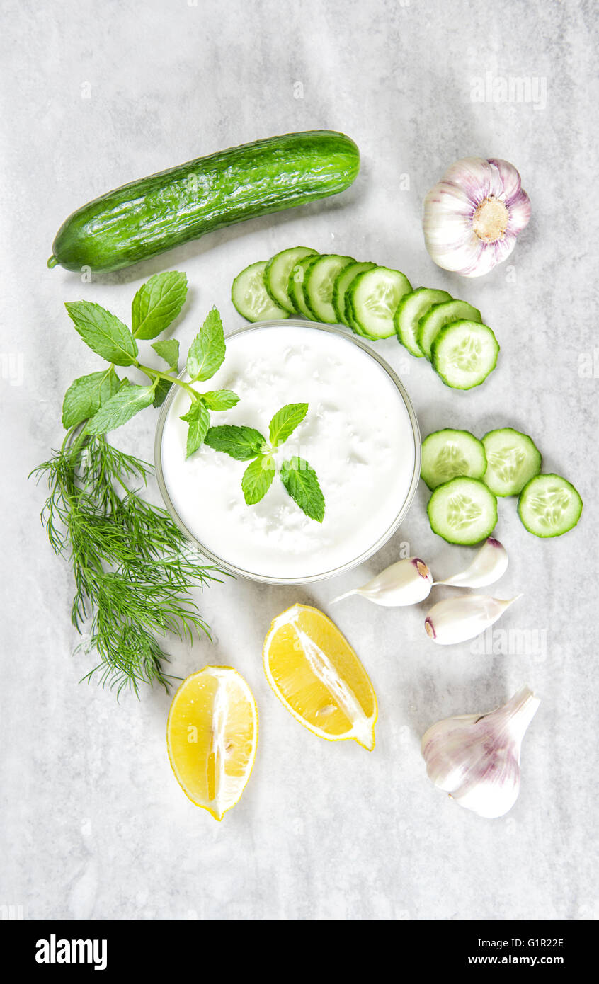 Tzatziki-Zutaten. Joghurt, Kräutern und Gurke. Griechische Sauce Tzatziki. Gesunde Vorspeise Stockfoto