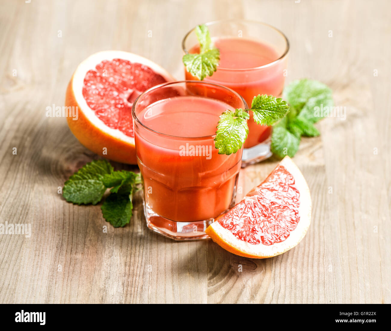 Orange-Grapefruit-Saft mit frischen Früchten und Minze. Gesunde Lebensmittel und Getränke Stockfoto