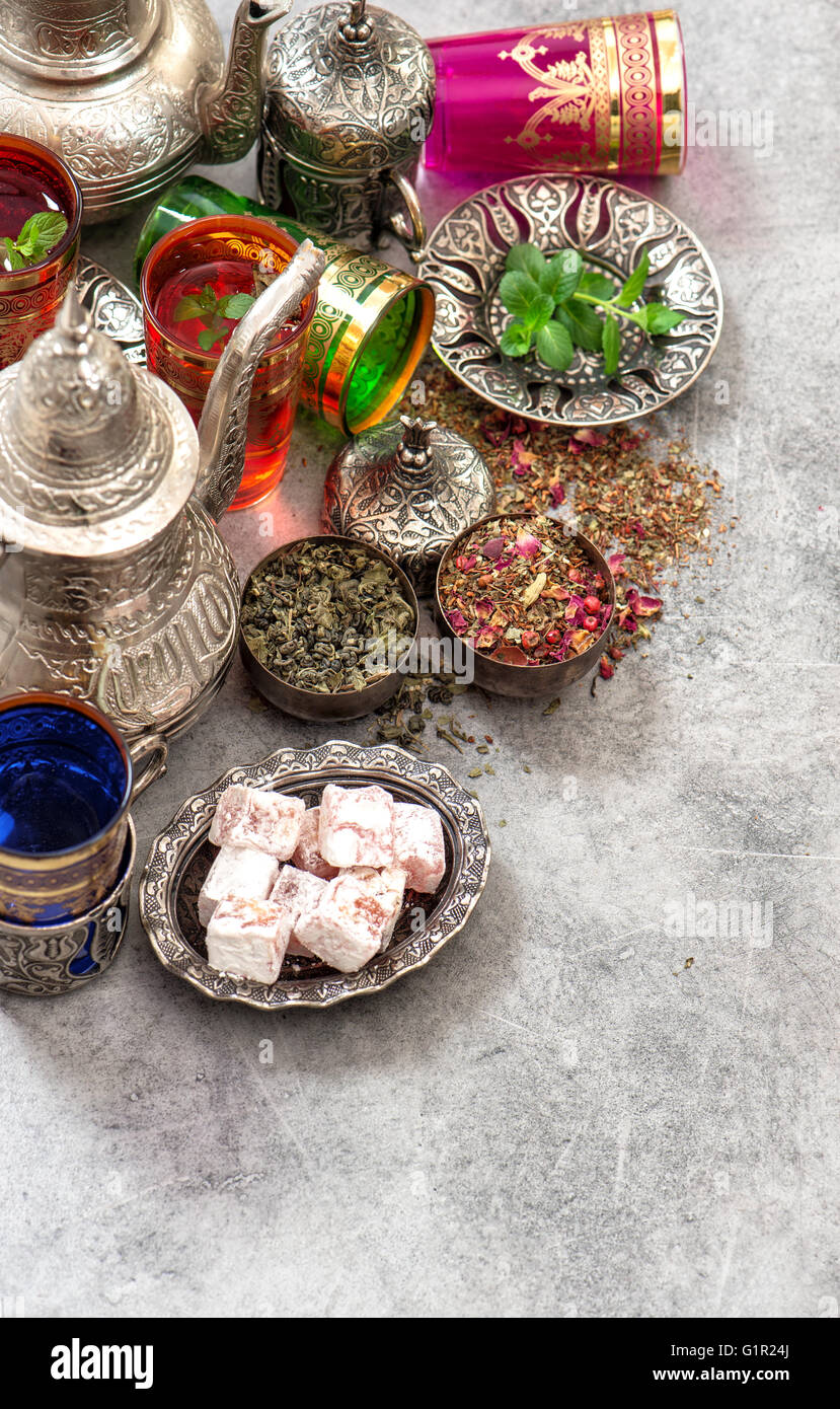 Türkischer Tee Tisch mit traditionellen Köstlichkeiten. Ramadan Kareem. Eid Mubarak. Islamische Feiertage Stockfoto