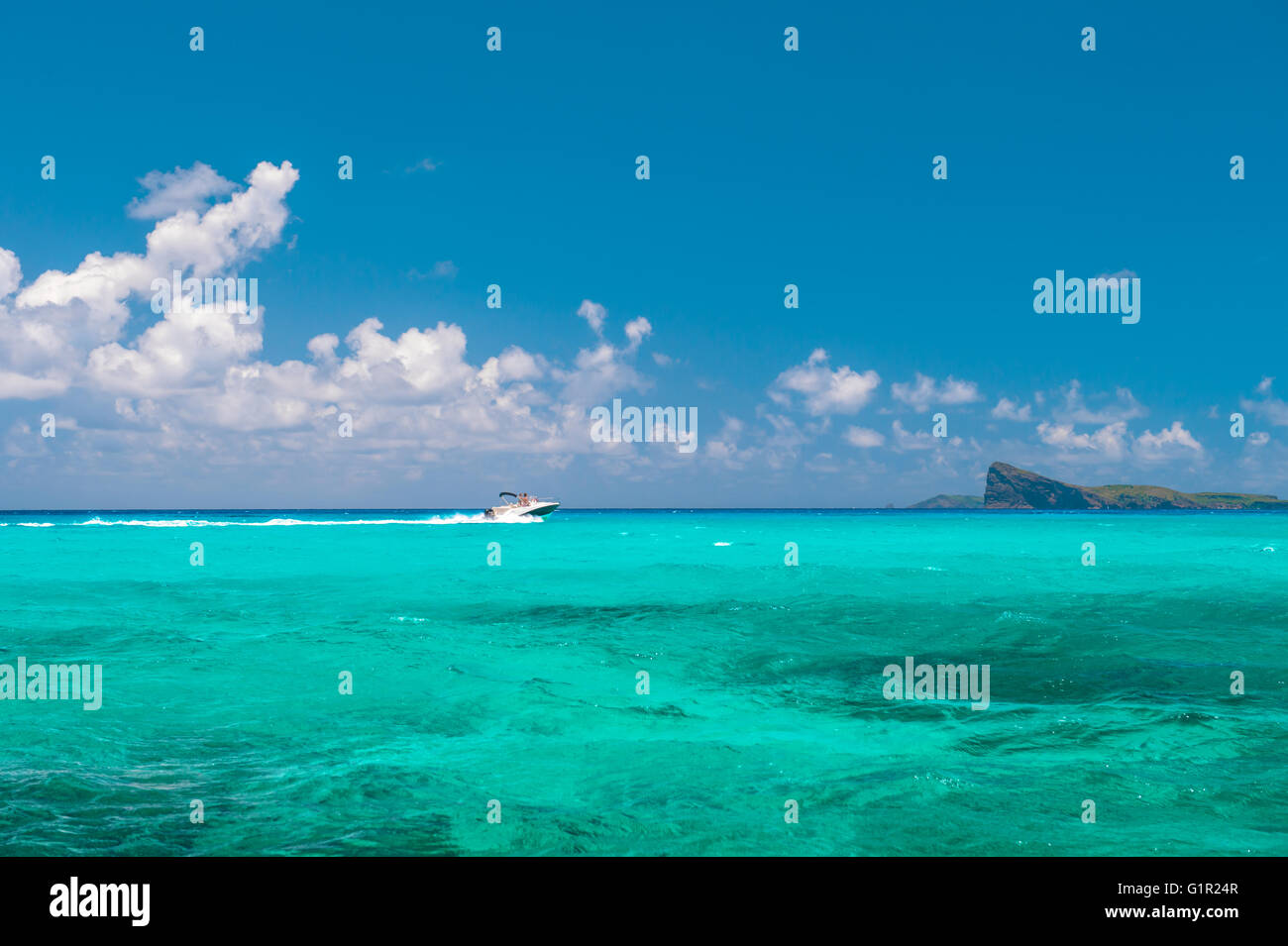 Türkisfarbenes Meerwasser und perfekten blauen Himmel. Hintergrund zu reisen. Naturlandschaft Stockfoto