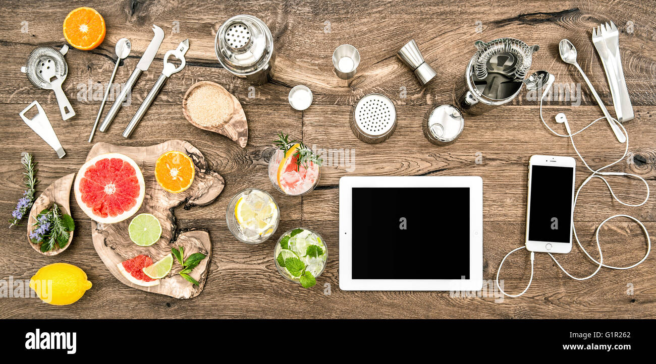 Küchentisch mit bar-elektronische Geräte, Werkzeuge und Zubehör. Flache Laien Hintergrund Stockfoto