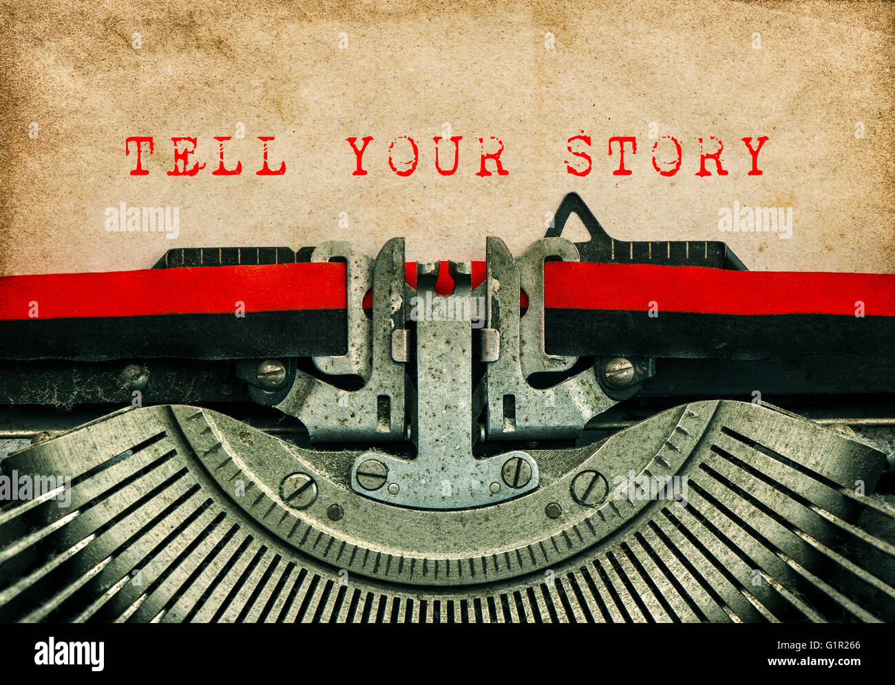 Alte Schreibmaschine mit Beispieltext erzählen Sie IHRE Geschichte. Grunge Hintergrund Stockfoto