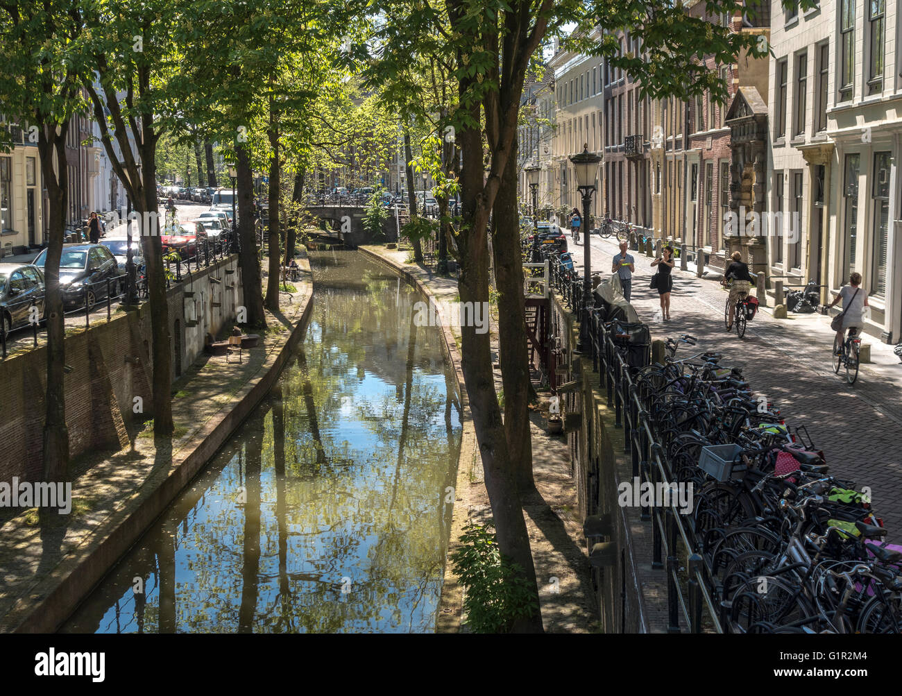Utrecht Nieuwegracht Kanal. Radfahrer, Radfahren am Nieuwe Gracht Kanal in Utrecht, Niederlande. Abgeschlossene 1392. Stockfoto