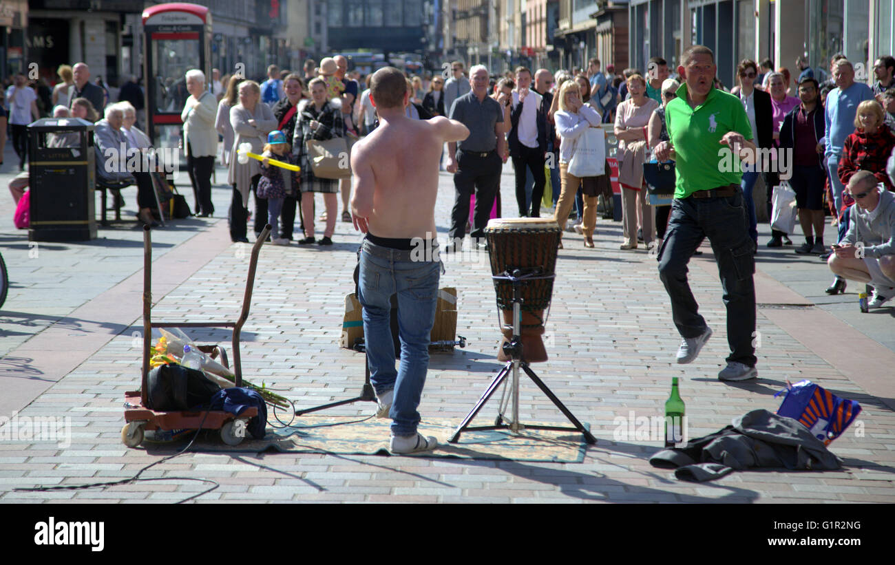 Komödie Buskers Sänger, Straßenkünstlern auf Argyle Street, Glasgow, Scotland, UK. Stockfoto